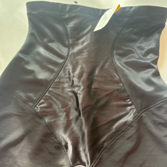 Maidenform NWT Shapewear Shorts Womens Medium High Waist Smoothing, NEVER WORN. - Picture 5 of 6